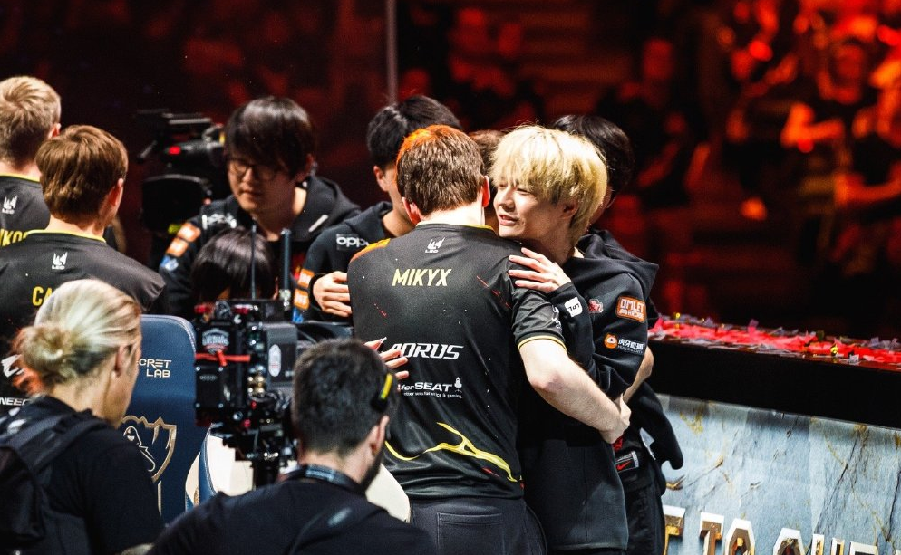 关于萨克拉门托国王训练开放日；集结日内部沟通引欢呼；全明星赛在即；训练强度明显提升的信息