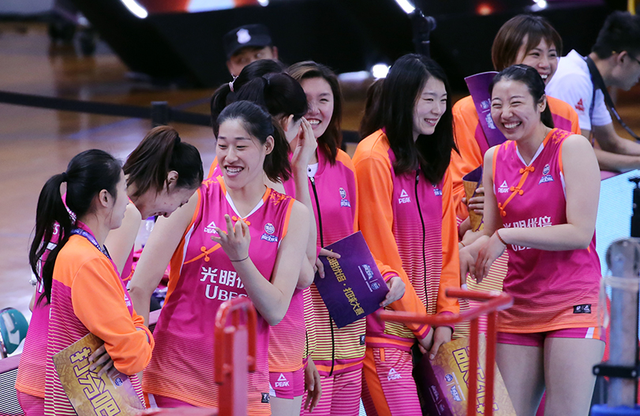 关于萨克拉门托国王训练开放日；集结日内部沟通引欢呼；全明星赛在即；训练强度明显提升的信息