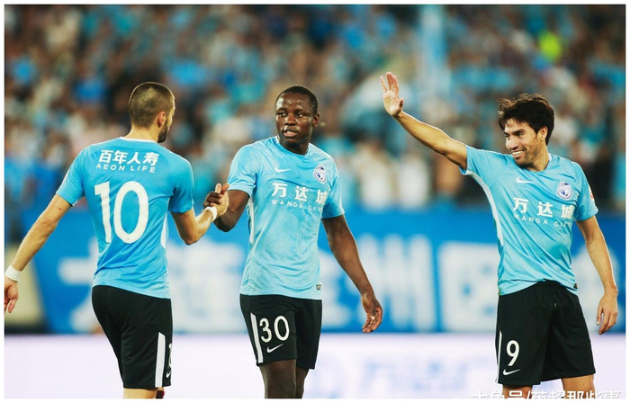 包含中超倒计时，那不勒斯窗口期再遭质疑，细节引发关注，震撼外界，更衣室氛围转暖的词条