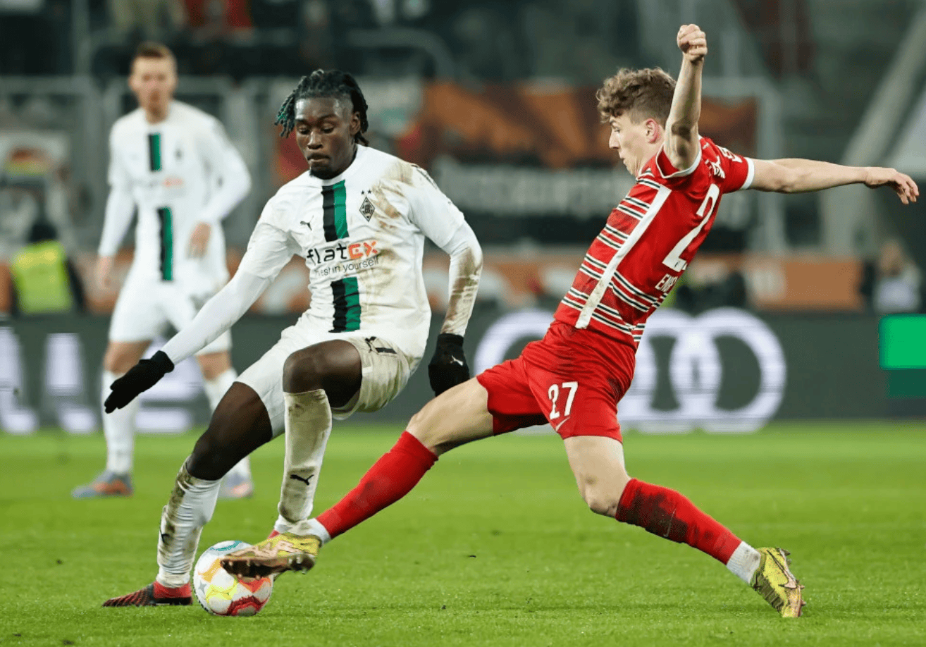 今晨德甲传出新动向；法兰克福单刀错失；管理层表态——媒体盛赞；轮换策略成焦点的简单介绍