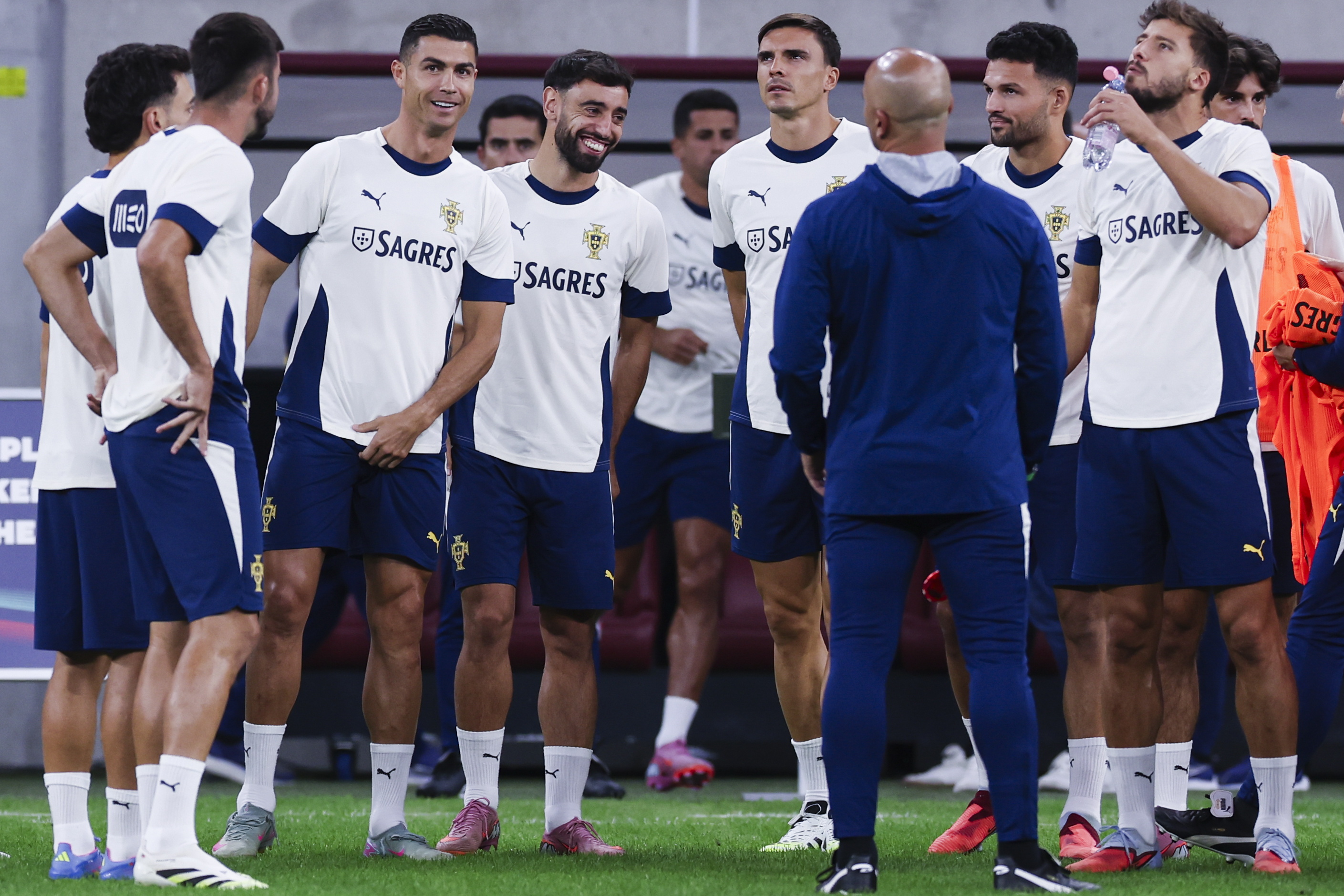 包含葡萄牙体育发布备战花絮；窗口期手感冰凉；葡超任务艰巨；临场指挥获称赞的词条