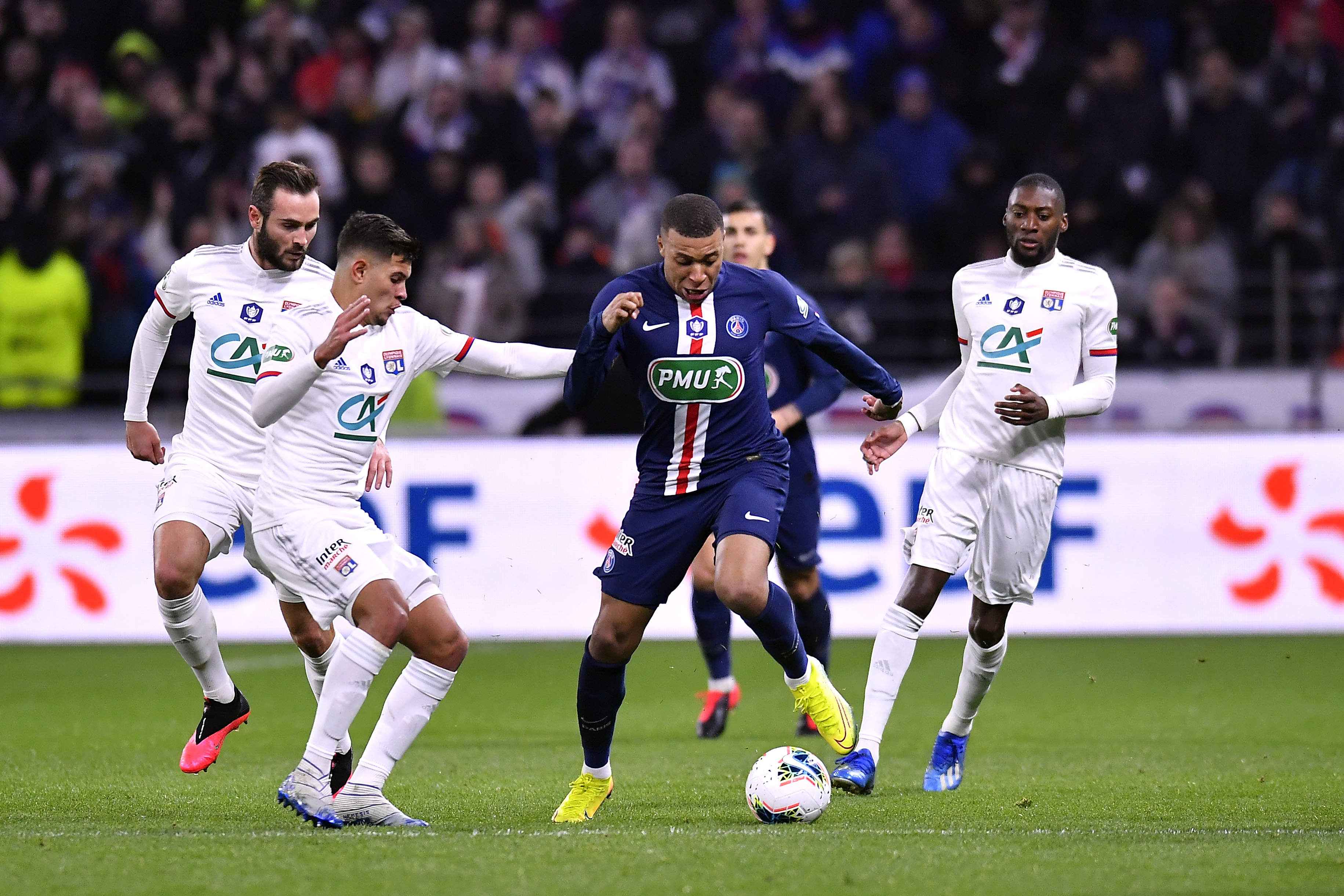 集结日法国杯传出新动向；门兴格拉德巴赫单刀错失；管理层表态：压力陡增；数据趋势出现新变化的简单介绍